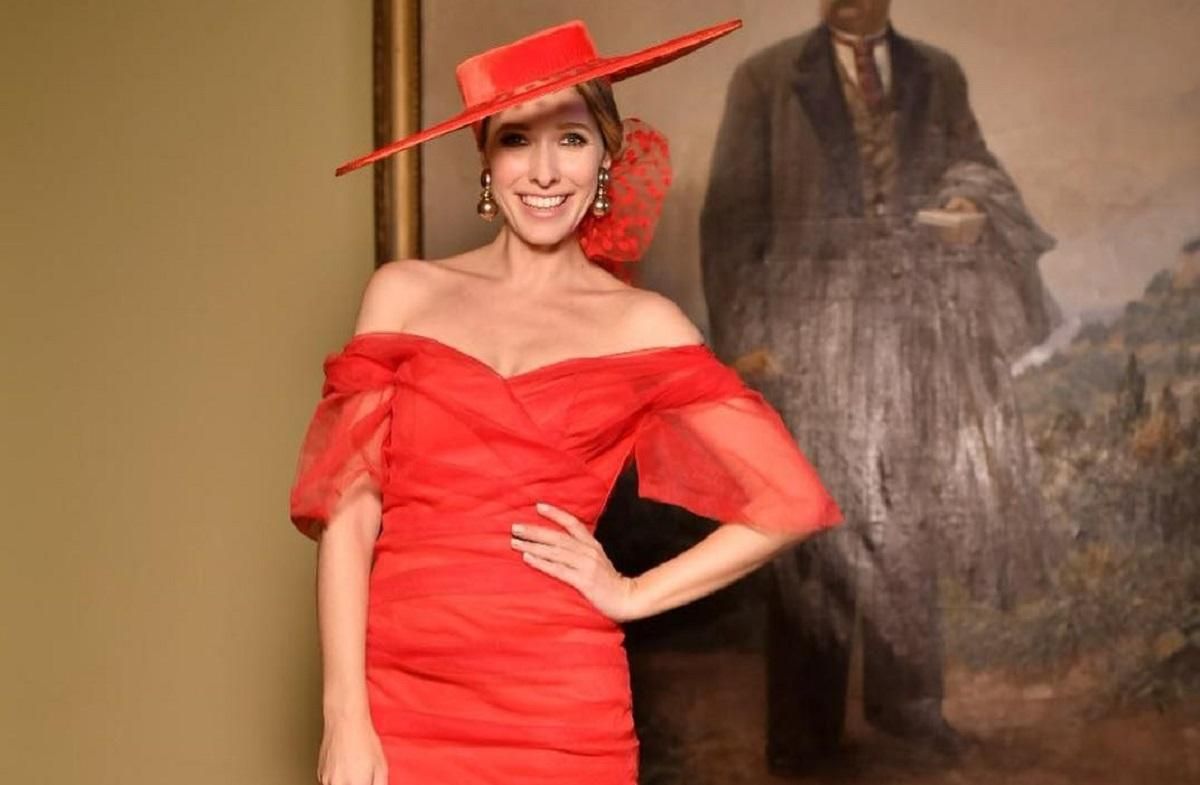 В красном платье и широкополой шляпе: Катя Осадчая показала яркий образ