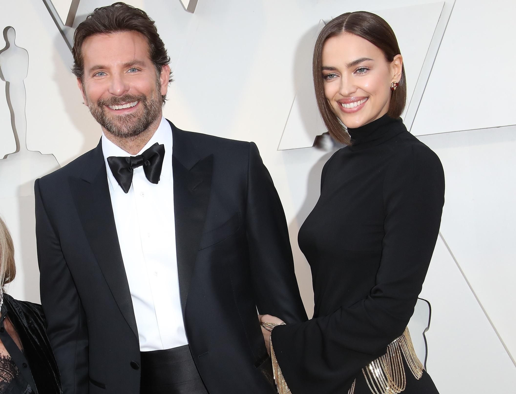 Семейный отдых: как Ирина Шейк с Брэдли Купером и дочерью развлекались в "Диснейленде" Семейный отдых: как Ирина Шейк с Брэдли Купером и дочерью развлекались в "Диснейленде"