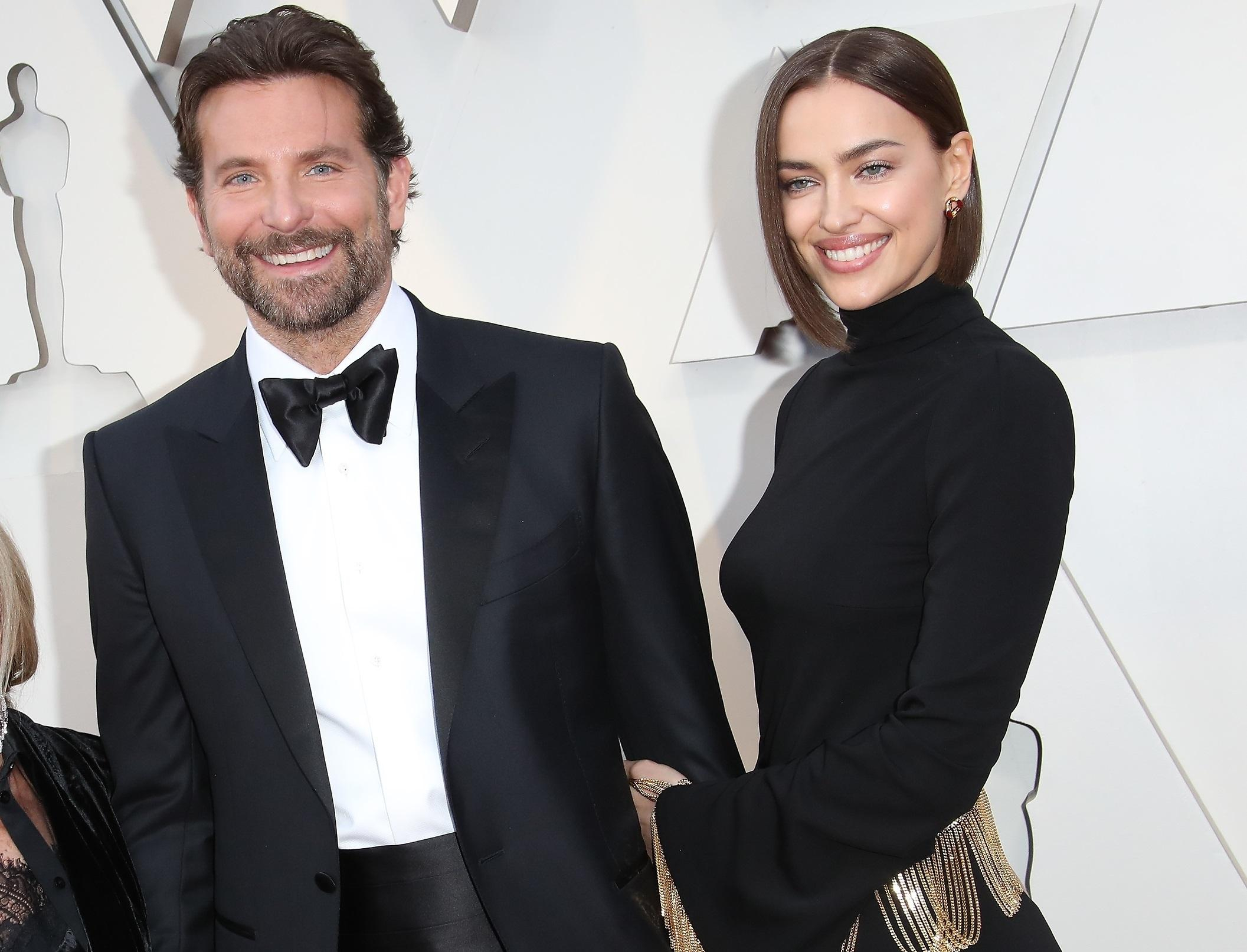 Семейный отдых: как Ирина Шейк с Брэдли Купером и дочерью развлекались в "Диснейленде"