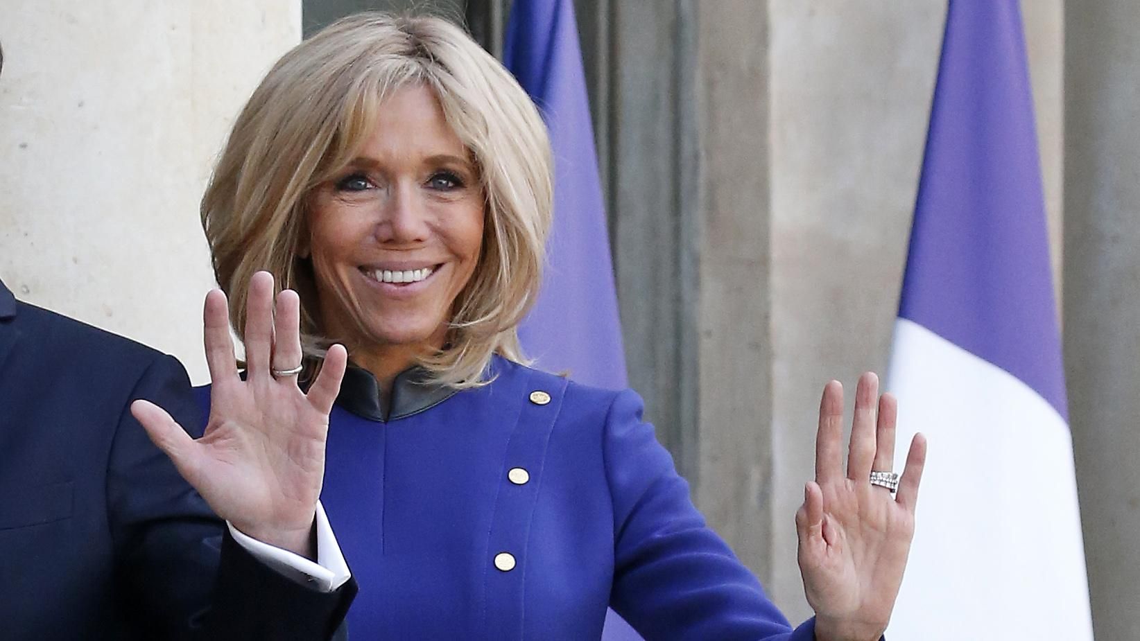 65-летняя Бриджит Макрон засветила стройные ноги в стильном платье-пиджаке 65-летняя Бриджит Макрон засветила стройные ноги в стильном платье-пиджаке