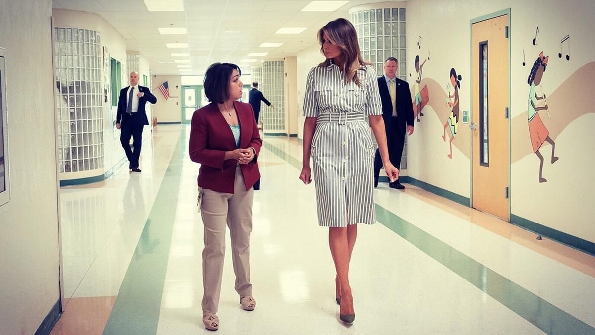 Меланія Трамп прийшла на офіційну зустріч у смугастій сукні: фото Меланія Трамп прийшла на офіційну зустріч у смугастій сукні: фото