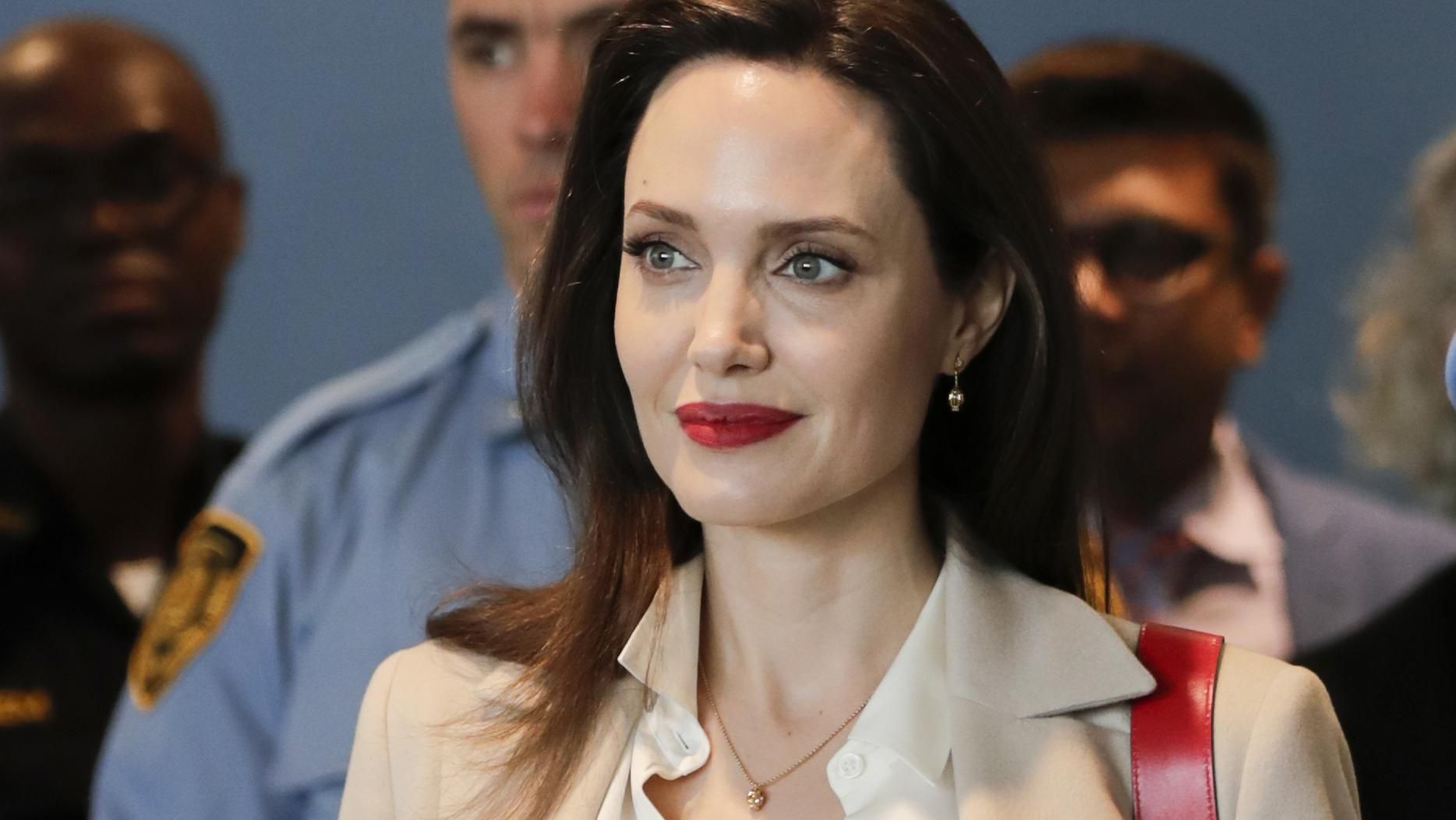 З червоною помадою і сильною промовою: як Анджеліна Джолі виступала на засіданні Генасамблеї ООН З червоною помадою і сильною промовою: як Анджеліна Джолі виступала на засіданні Генасамблеї ООН