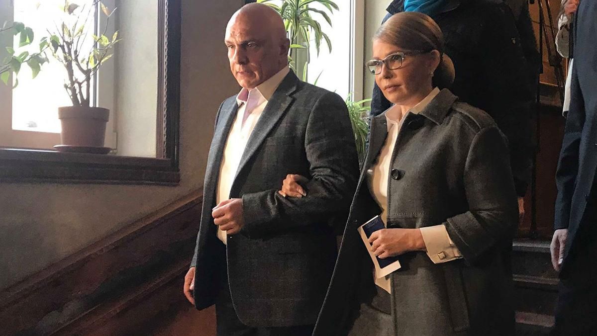 Костюмы и скромные пальто: в каких нарядах украинские политики засветились на выборах Костюмы и скромные пальто: в каких нарядах украинские политики засветились на выборах