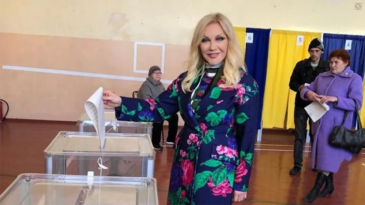Любительница гастролей в России Повалий проголосовала на выборах президента Украины