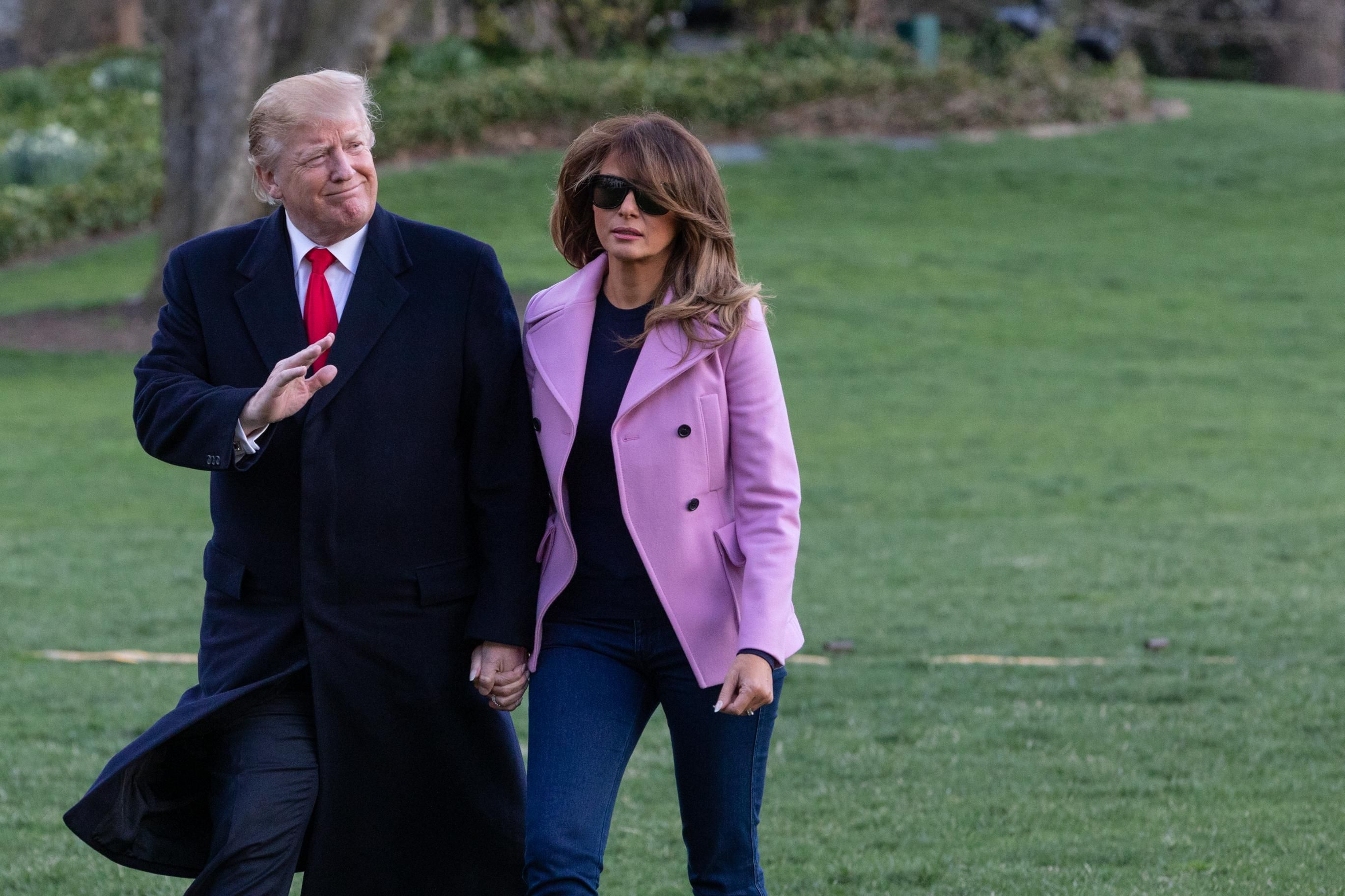 У джинсах і балетках: Меланія Трамп у простому вбранні прилетіла у Вашингтон У джинсах і балетках: Меланія Трамп у простому вбранні прилетіла у Вашингтон