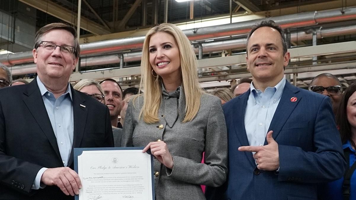 Иванка Трамп в скромном сером костюме посетила завод Toyota: фото и видео Иванка Трамп в скромном сером костюме посетила завод Toyota: фото и видео