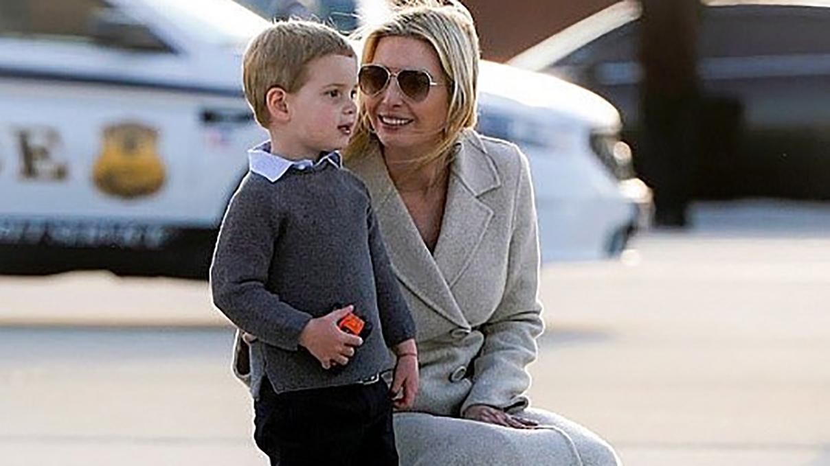 В бежевом пальто и на каблуках: Иванка Трамп прибыла в аэропорт Вашингтона с младшим сыном