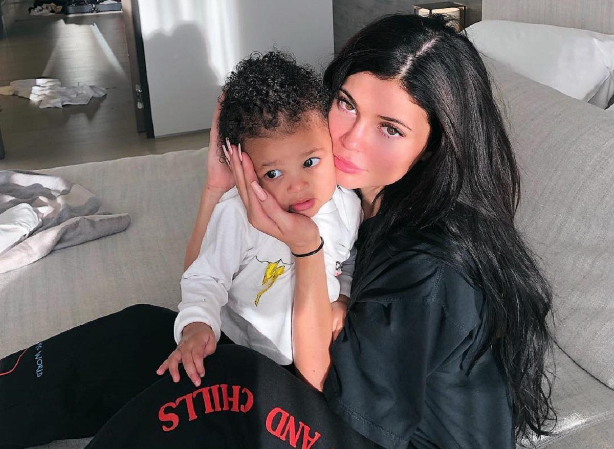 С сумкой за миллион гривен: дочь Кайли Дженнер сделала первые шаги – видео