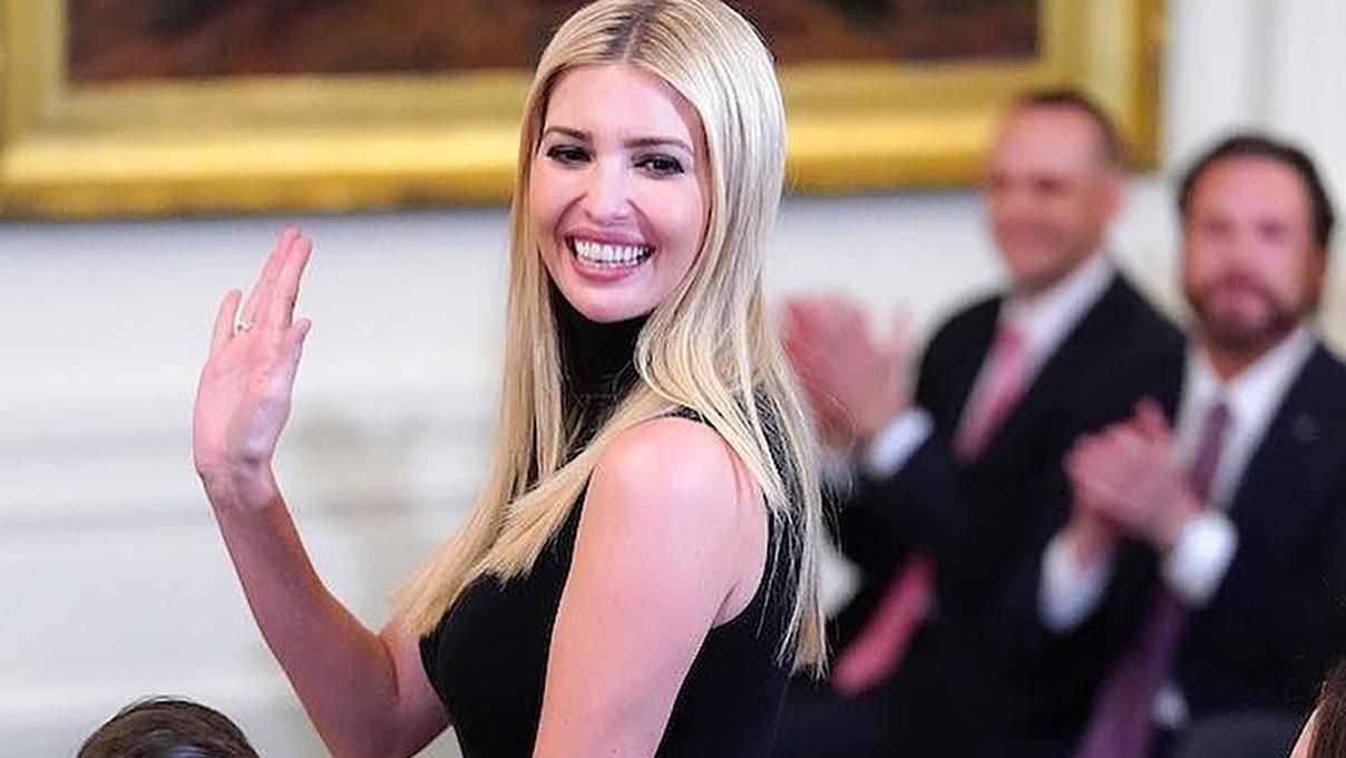 Іванка Трамп підкреслила струнку фігуру під час заходу в Білому домі: ефектні фото Іванка Трамп підкреслила струнку фігуру під час заходу в Білому домі: ефектні фото
