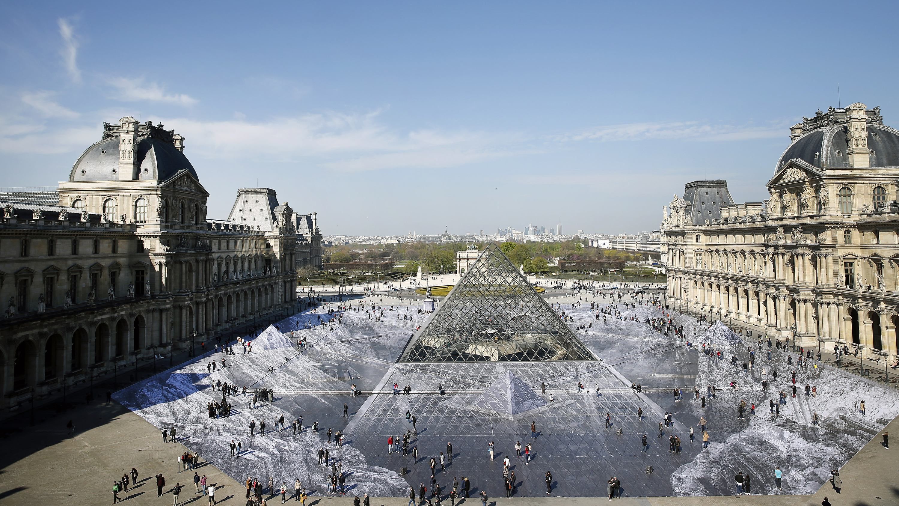 Знаменита піраміда Лувру провалилась у прірву: фото приголомшливої оптичної ілюзії