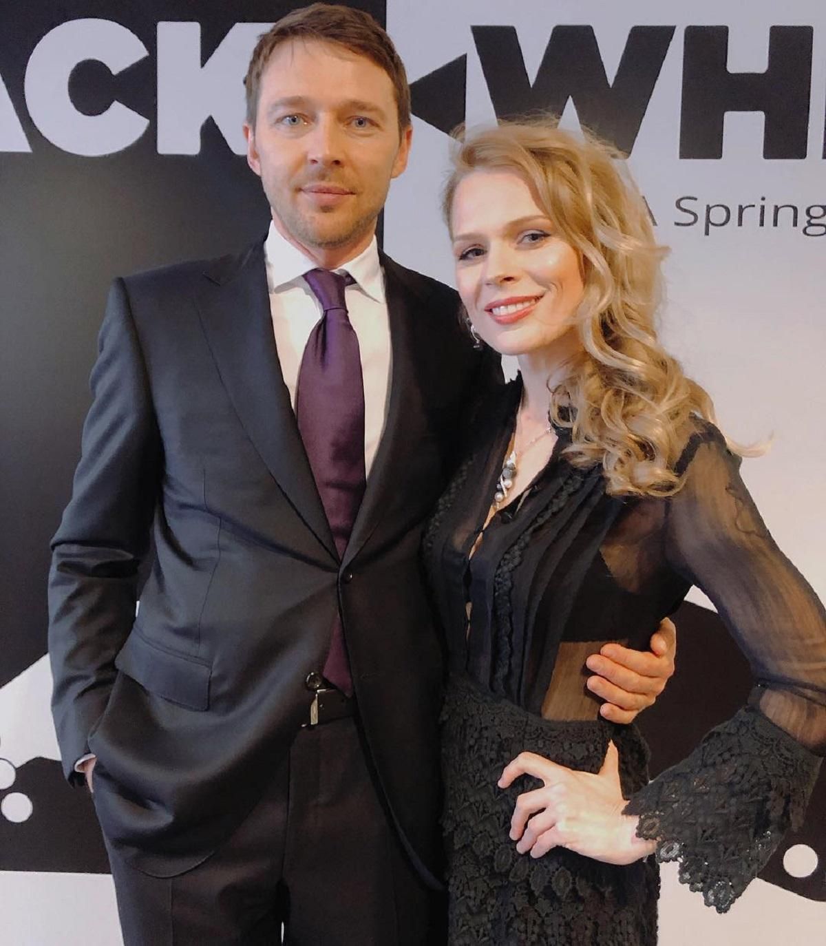 В прозрачном черном платье: Оля Фреймут с мужем посетила школьный бал В прозрачном черном платье: Оля Фреймут с мужем посетила школьный бал