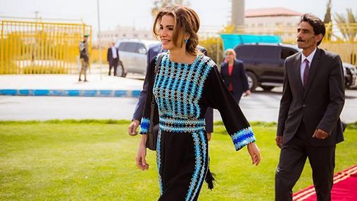 У чорно-блакитній вишитій сукні: королева Ранія зачарувала ефектним виходом