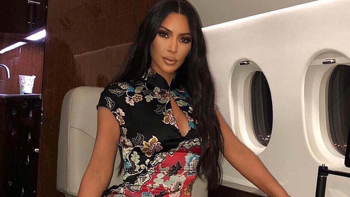 Ким Кардашян засветила стройные ножки в винтажном мини-платье