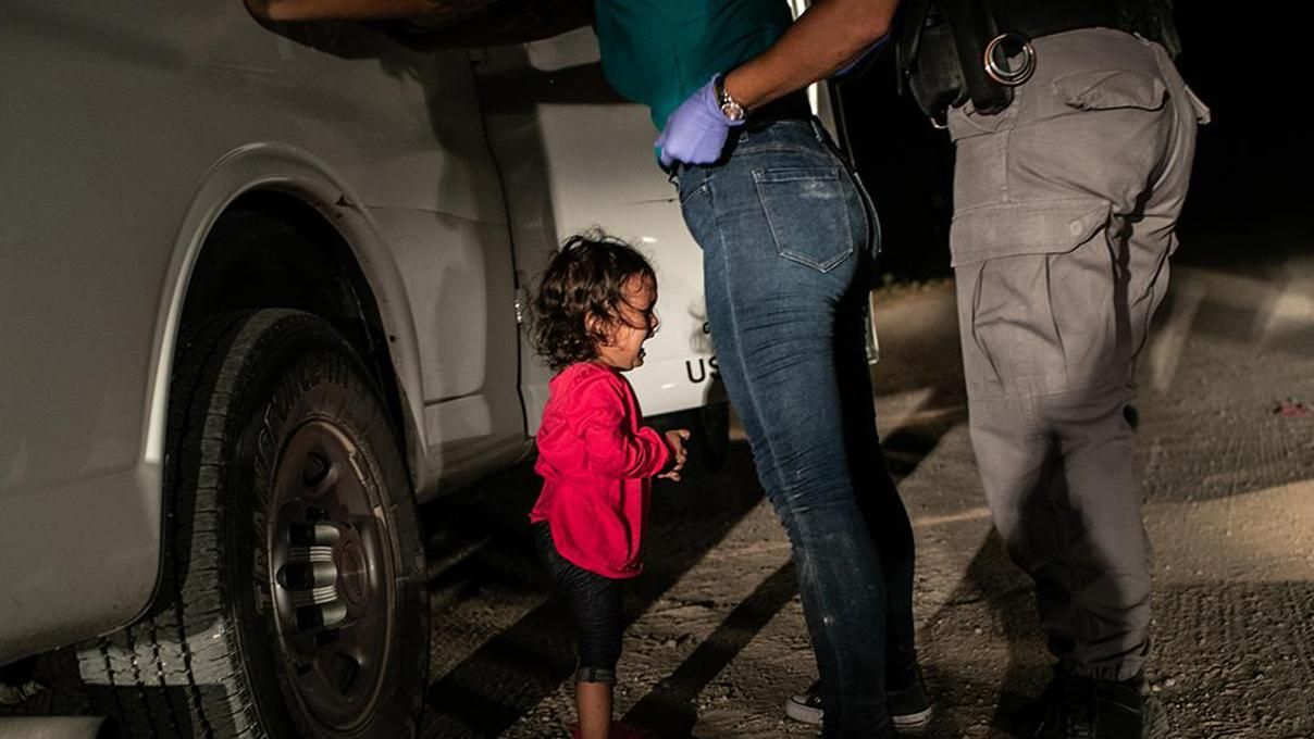 Фото с заплаканной девочкой из Гондураса признано лучшим снимком года