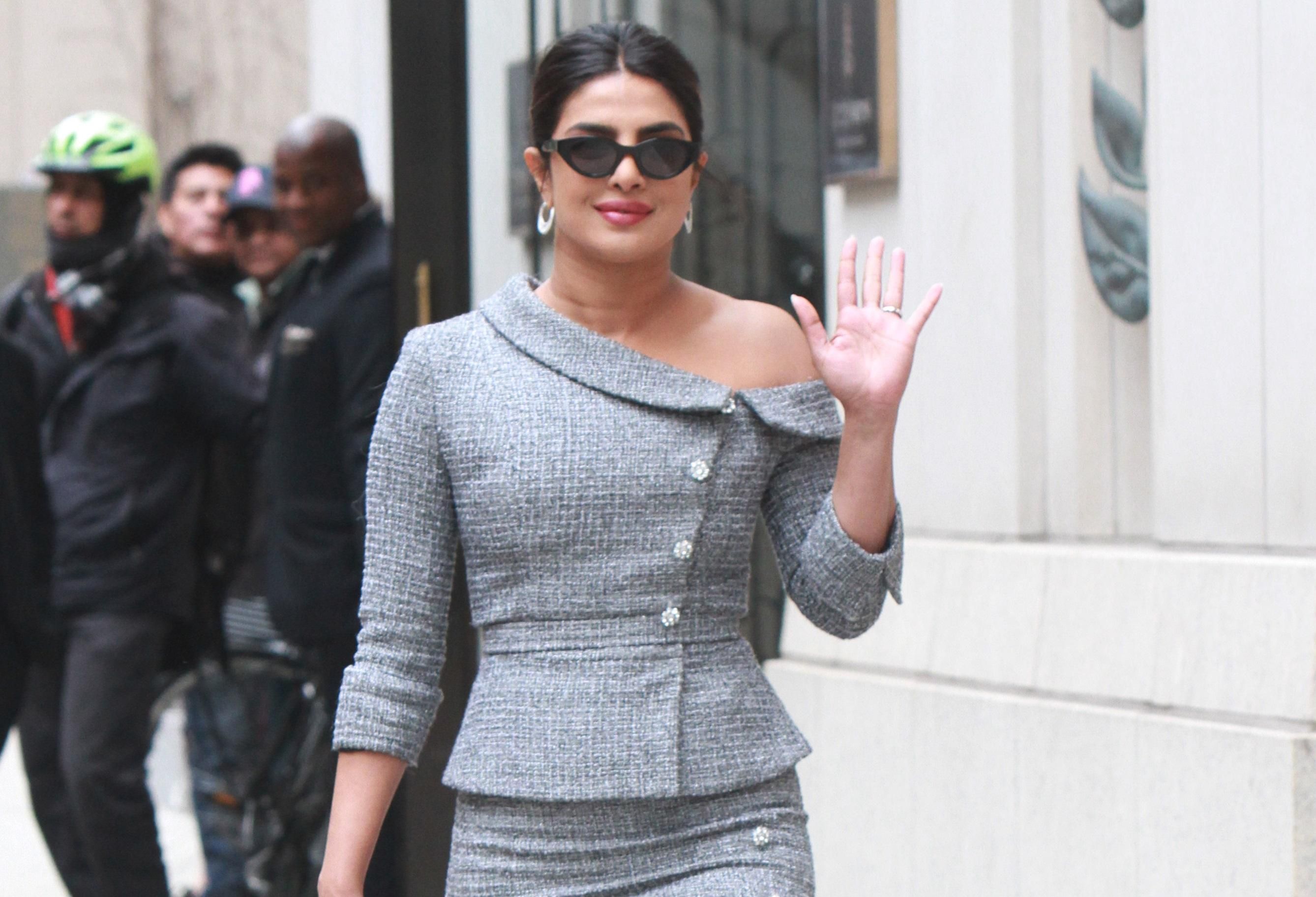 Акцент на обнаженное плечо: стильный образ Приянки Чопры в деловом стиле Акцент на обнаженное плечо: стильный образ Приянки Чопры в деловом стиле