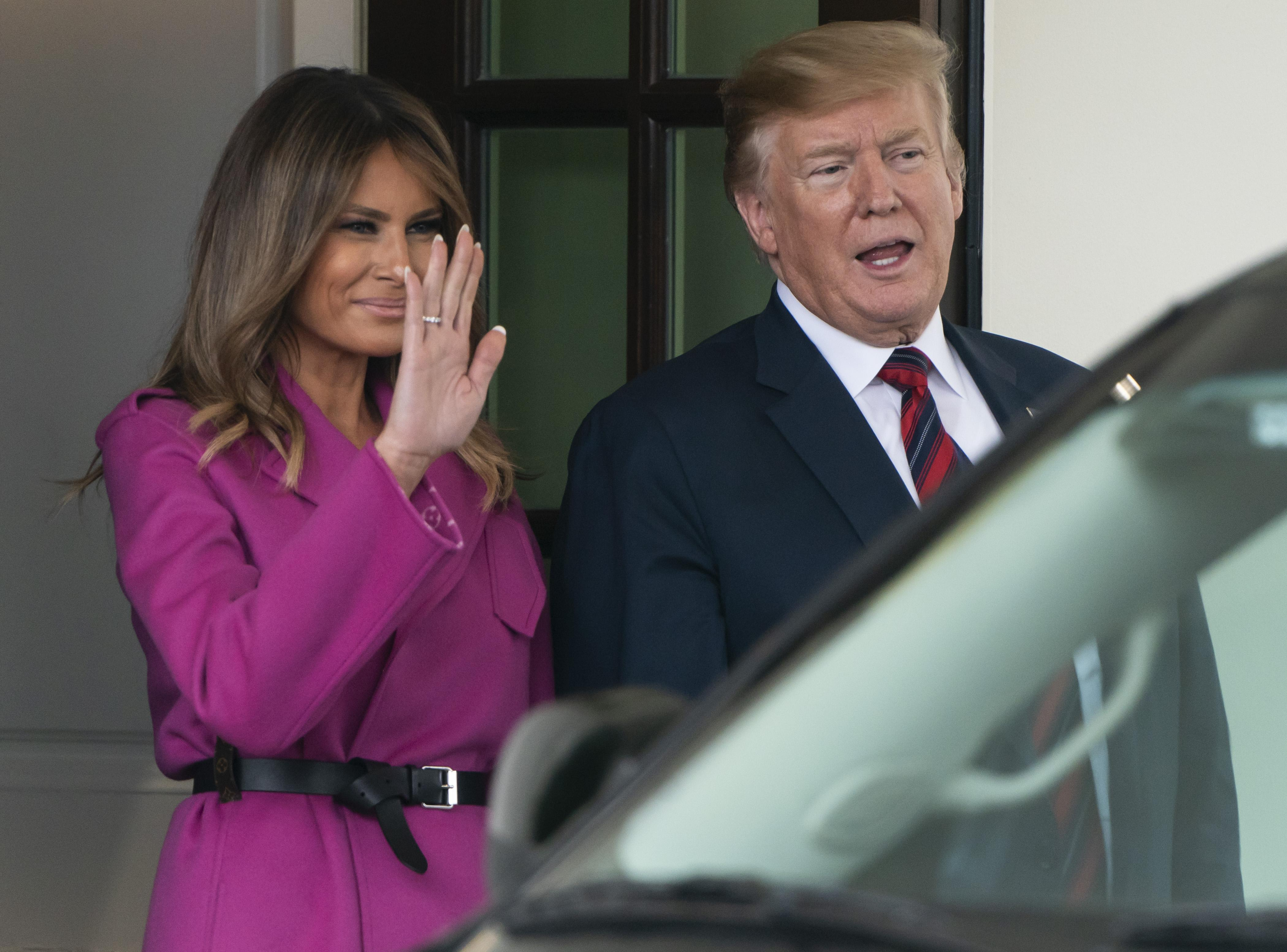 В пальто цвета фуксии: яркий выход Мелании Трамп