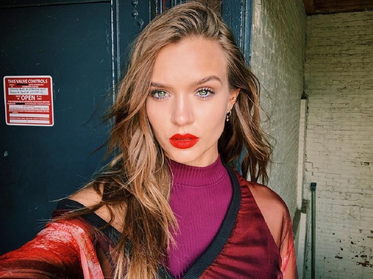 В наряде со смелым декольте: Жозефин Скривер украсила обложку глянца В наряде со смелым декольте: Жозефин Скривер украсила обложку глянца