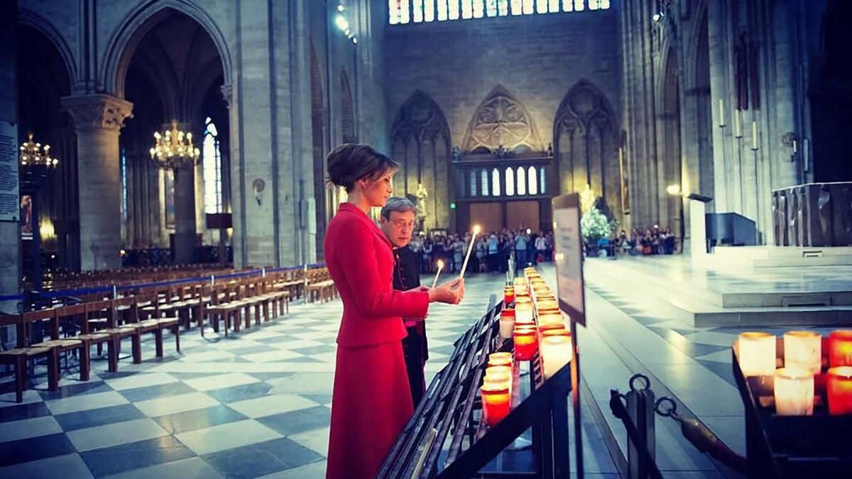 Як Меланія Трамп та голлівудські зірки відреагували на пожежу в Нотр-Дамі: фото Як Меланія Трамп та голлівудські зірки відреагували на пожежу в Нотр-Дамі: фото