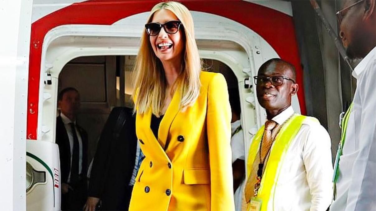 Иванка Трамп прибыла в Африку в ярком костюме и с любимой сумкой: эффектные фото