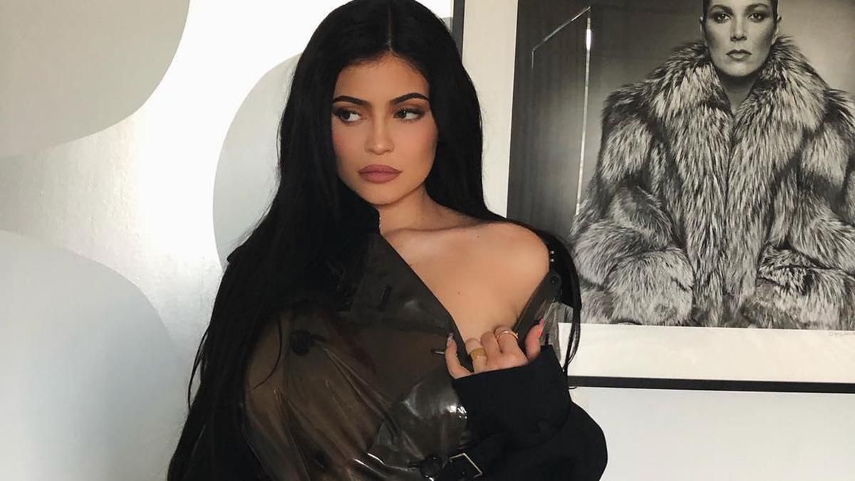 В соблазнительном платье с декольте: Кайли Дженнер украсила обложку S Moda В соблазнительном платье с декольте: Кайли Дженнер украсила обложку S Moda