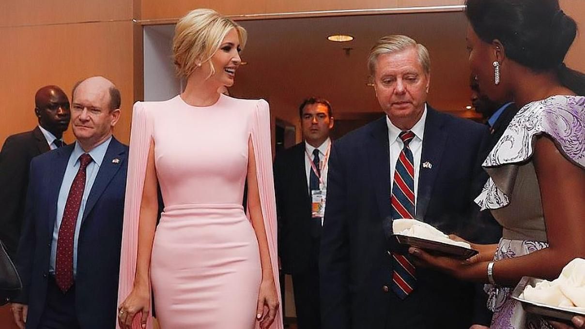 Иванка Трамп вышла на публику в роскошном платье-кейп: элегантные фото Иванка Трамп вышла на публику в роскошном платье-кейп: элегантные фото