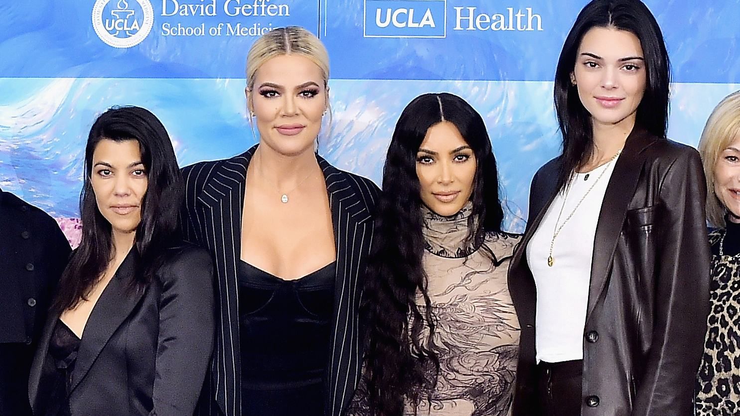 Американські діви Кардашян відкрили медичний центр імені їхнього покійного батька Американські діви Кардашян відкрили медичний центр імені їхнього покійного батька