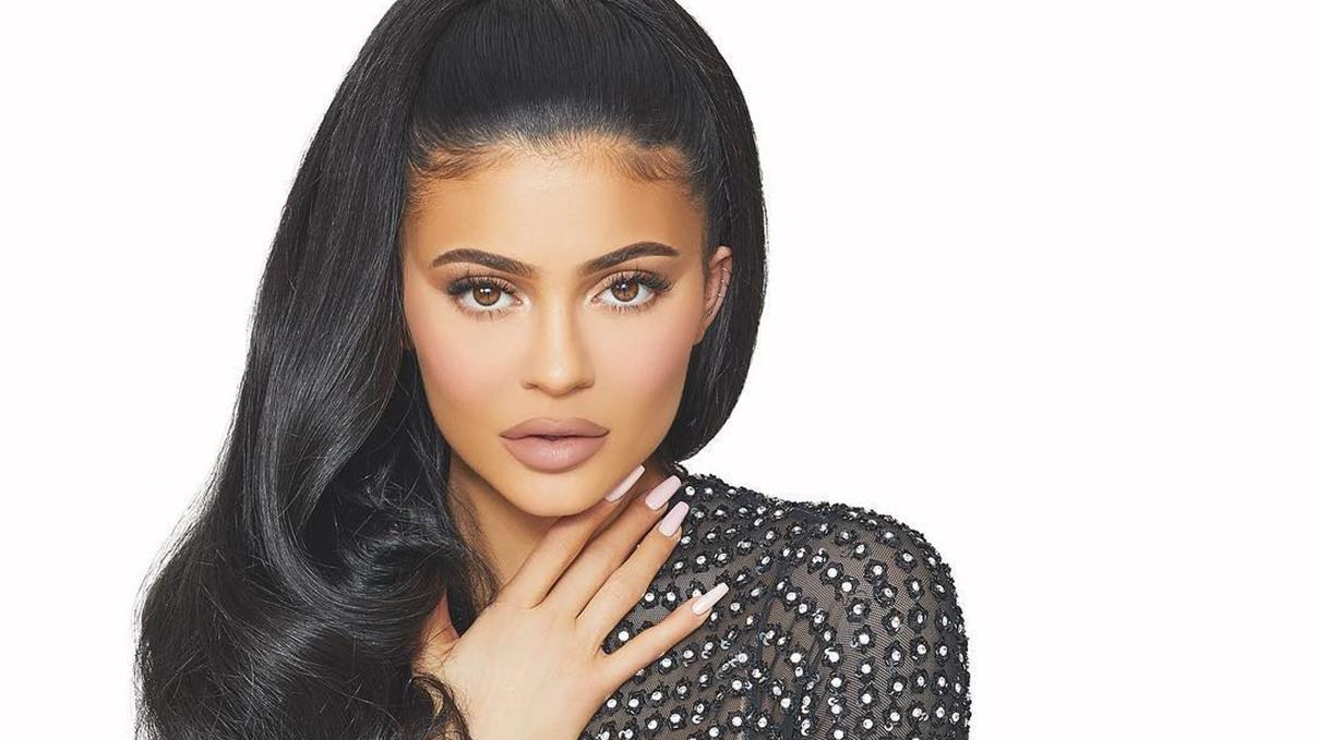 В колготках в сетку и на каблуках: Кайли Дженнер показала пышные формы