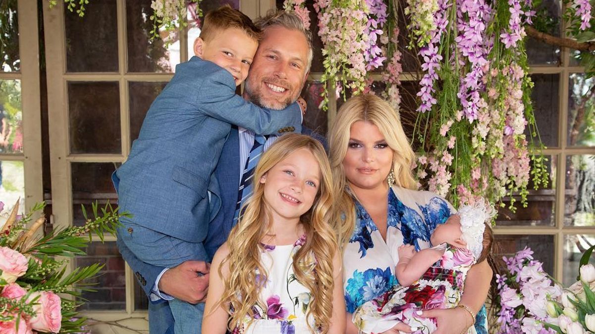 Джессіка Сімпсон вперше показала новонароджену доньку: миловидні фото Джессіка Сімпсон вперше показала новонароджену доньку: миловидні фото