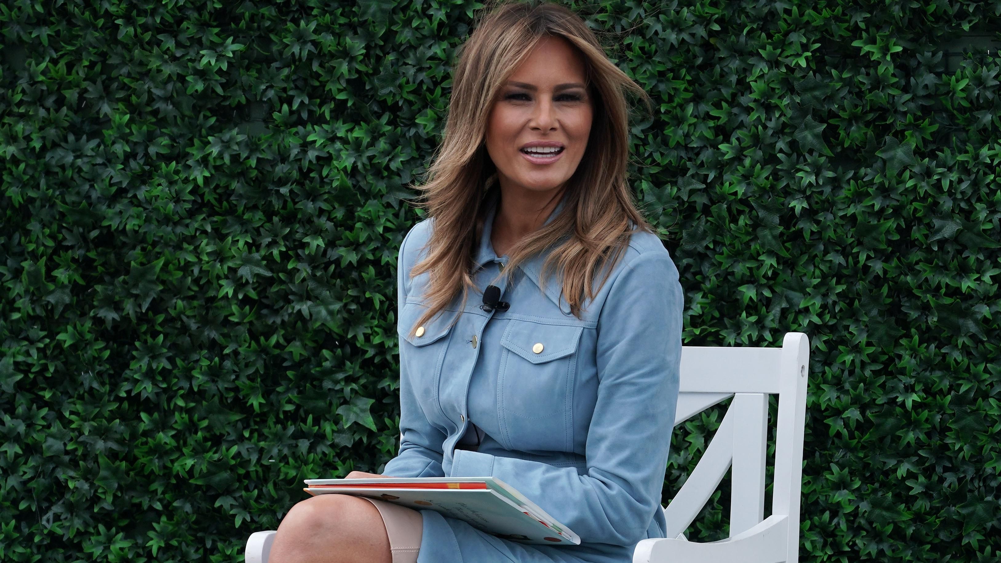 В замшевом платье и балетках: Мелания Трамп приняла участие в Пасхальных играх возле Белого дома В замшевом платье и балетках: Мелания Трамп приняла участие в Пасхальных играх возле Белого дома