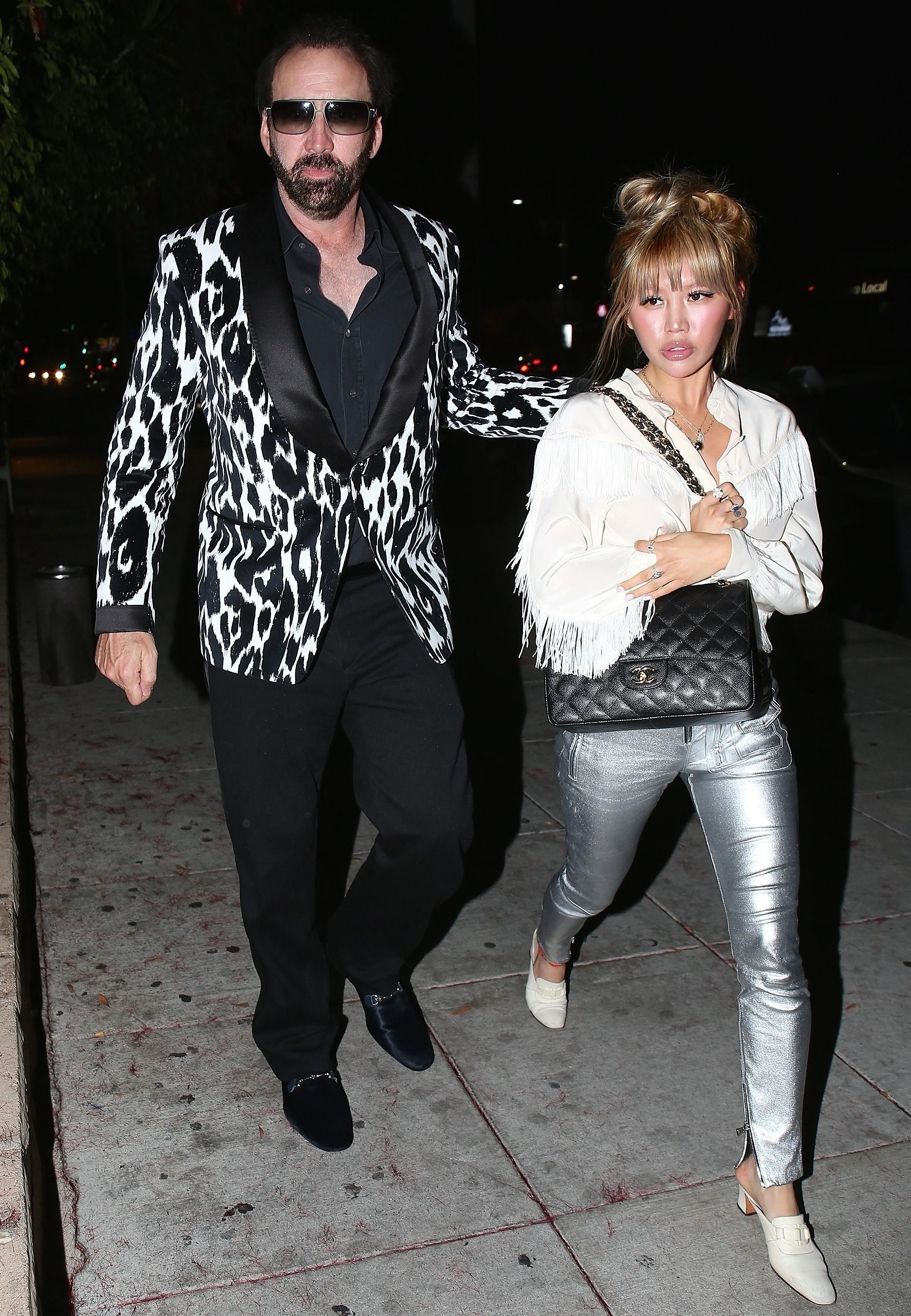 "Четырехдневная" экс-супруга Николаса Кейджа требует денег от актера "Четырехдневная" экс-супруга Николаса Кейджа требует денег от актера