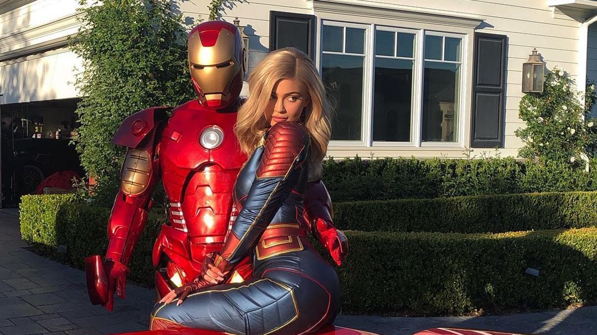 Супергеройська пара: Кайлі Дженнер поділилася яскравими знімками зі своїм коханим Супергеройська пара: Кайлі Дженнер поділилася яскравими знімками зі своїм коханим