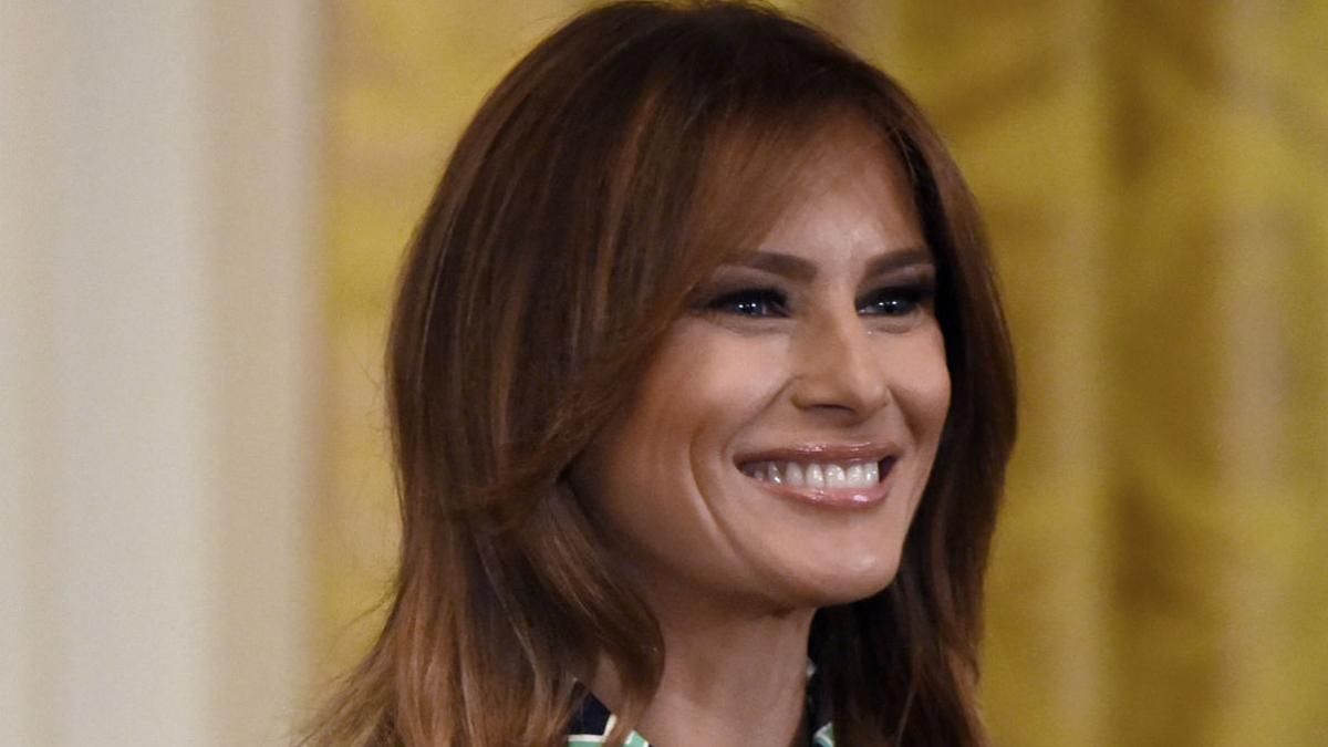 В яскравому плащі та без підборів: Меланія Трамп здивувала своїм образом В яскравому плащі та без підборів: Меланія Трамп здивувала своїм образом