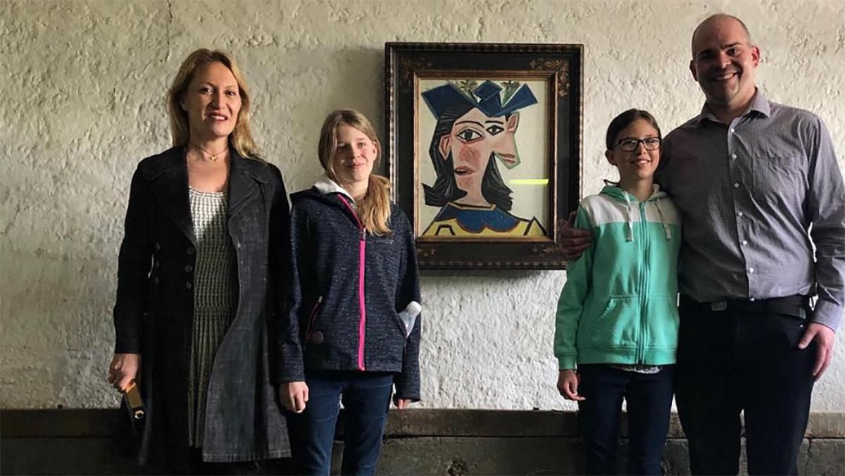 Фермер на день выиграл картину Пикассо – повесил ее в сарае Фермер на день выиграл картину Пикассо – повесил ее в сарае