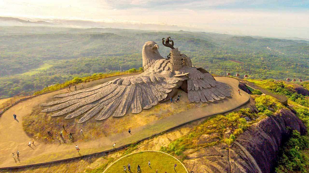 Художник потратил 10 лет на создание крупнейшей в мире скульптуры птицы: как она выглядит