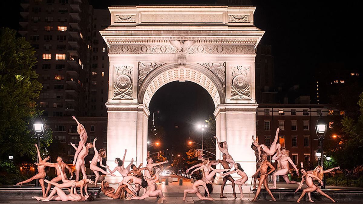 Танцівники повністю роздяглися для сміливого проекту: магнетичні фото (18+) Танцівники повністю роздяглися для сміливого проекту: магнетичні фото (18+)