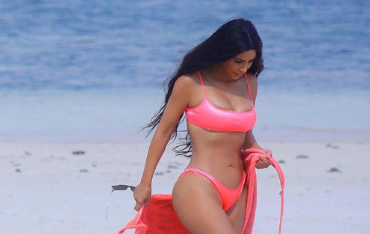 Розовая лихорадка: Ким Кардашян подчеркнула соблазнительные формы в обтягивающей одежде