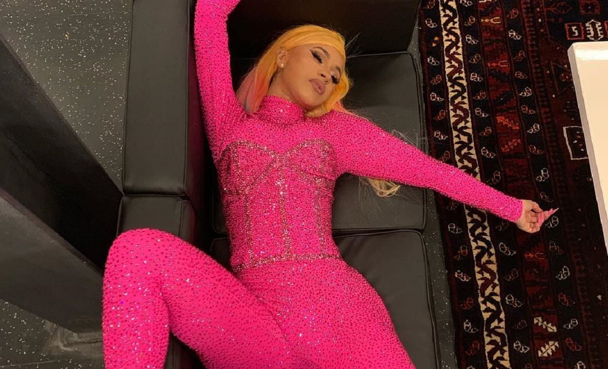 Вслед за Ким Кардашян: Cardi B в эпатажном комбинезоне подчеркнула пышные формы