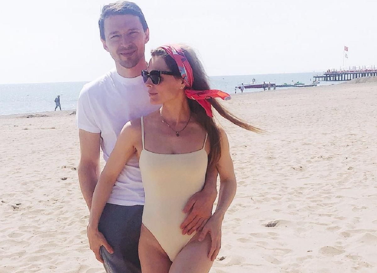 В объятиях мужа: Оля Фреймут показала стройную фигуру в купальнике В объятиях мужа: Оля Фреймут показала стройную фигуру в купальнике