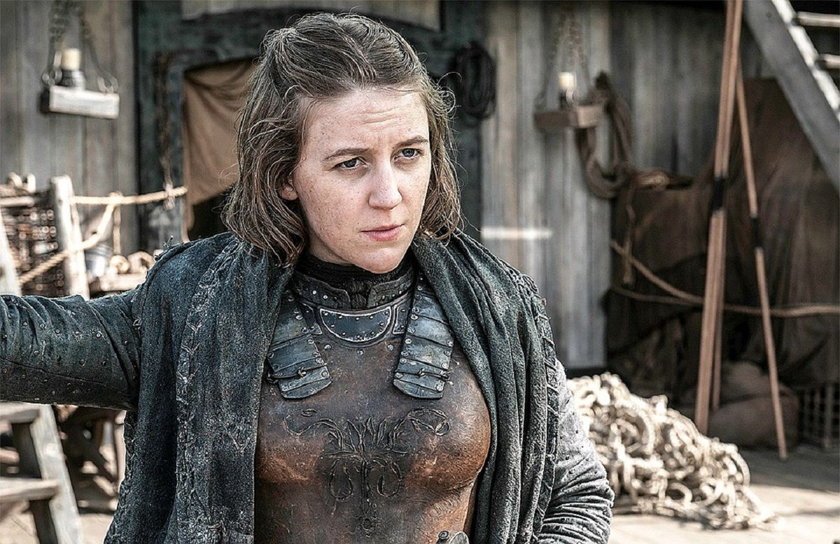 Актриса "Игры престолов" показала, как кормит грудью дочь во время съемок сериала: фото