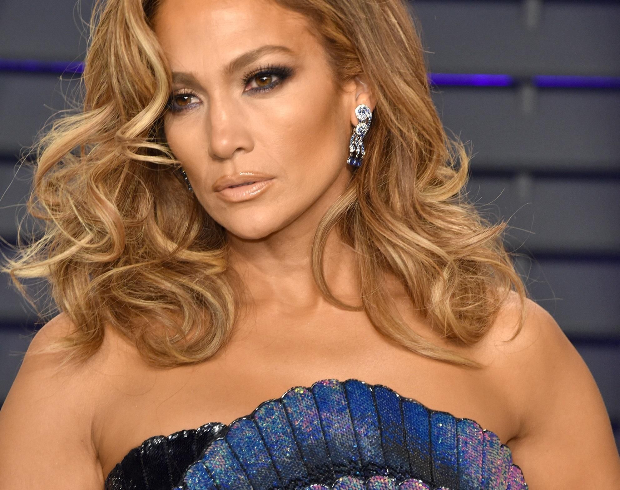 Підкреслила все найкраще одразу: Дженніфер Лопес в міні-сукні з глибоким декольте Підкреслила все найкраще одразу: Дженніфер Лопес в міні-сукні з глибоким декольте