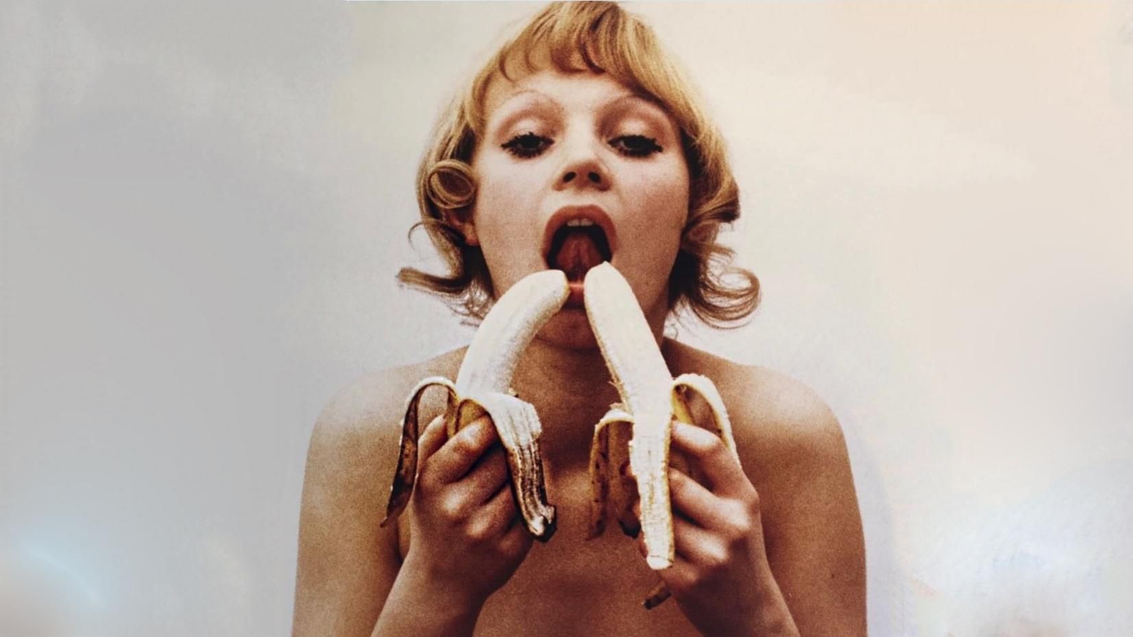 Все едим бананы: в соцсетях запустили провокационный флешмоб против цензуры в искусстве