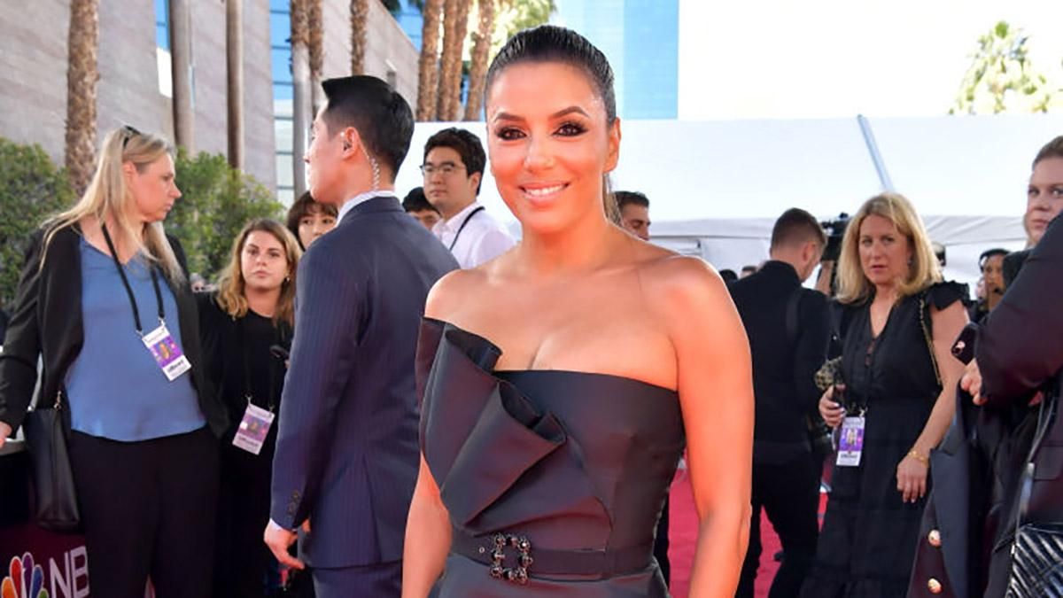 Ева Лонгория засветила нижнее белье в ультракоротком платье: фото Ева Лонгория засветила нижнее белье в ультракоротком платье: фото