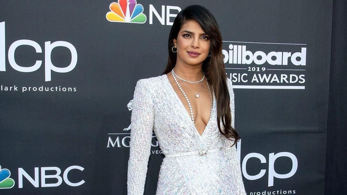 Пріянка Чопра засвітила декольте і засмаглі ноги в екстремальній сукні: яскраві фото Пріянка Чопра засвітила декольте і засмаглі ноги в екстремальній сукні: яскраві фото