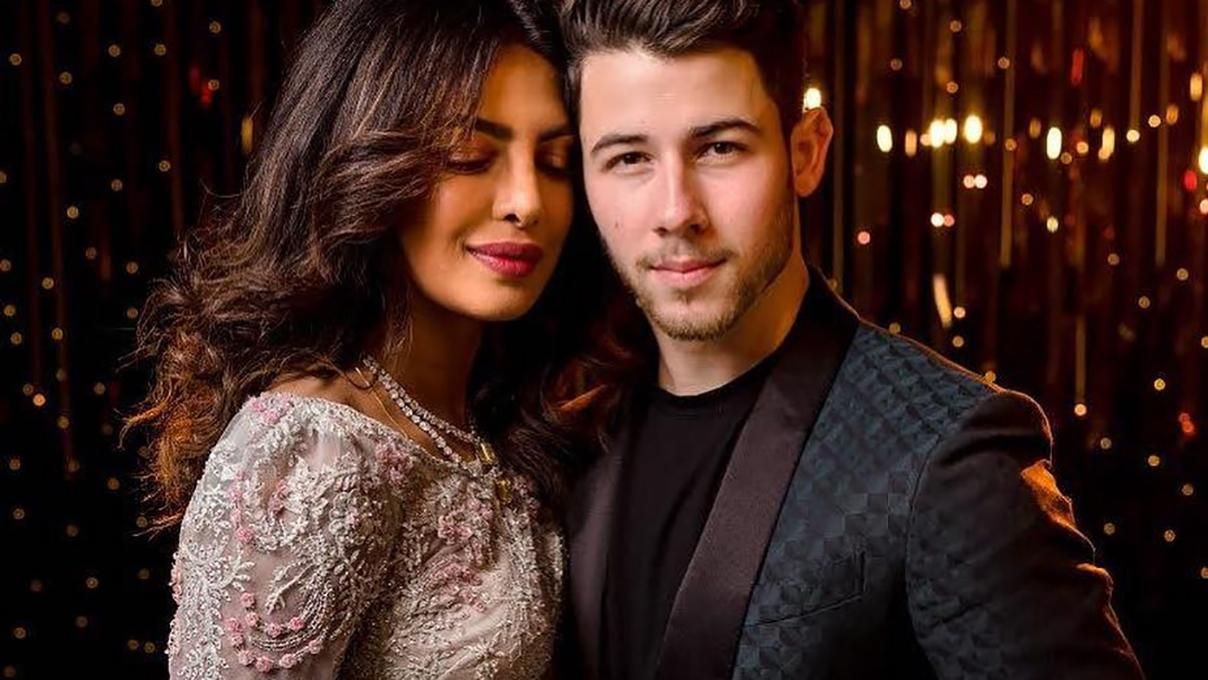 Приянка Чопра украсила первую обложку свадебного выпуска Vogue: роскошное фото Приянка Чопра украсила первую обложку свадебного выпуска Vogue: роскошное фото