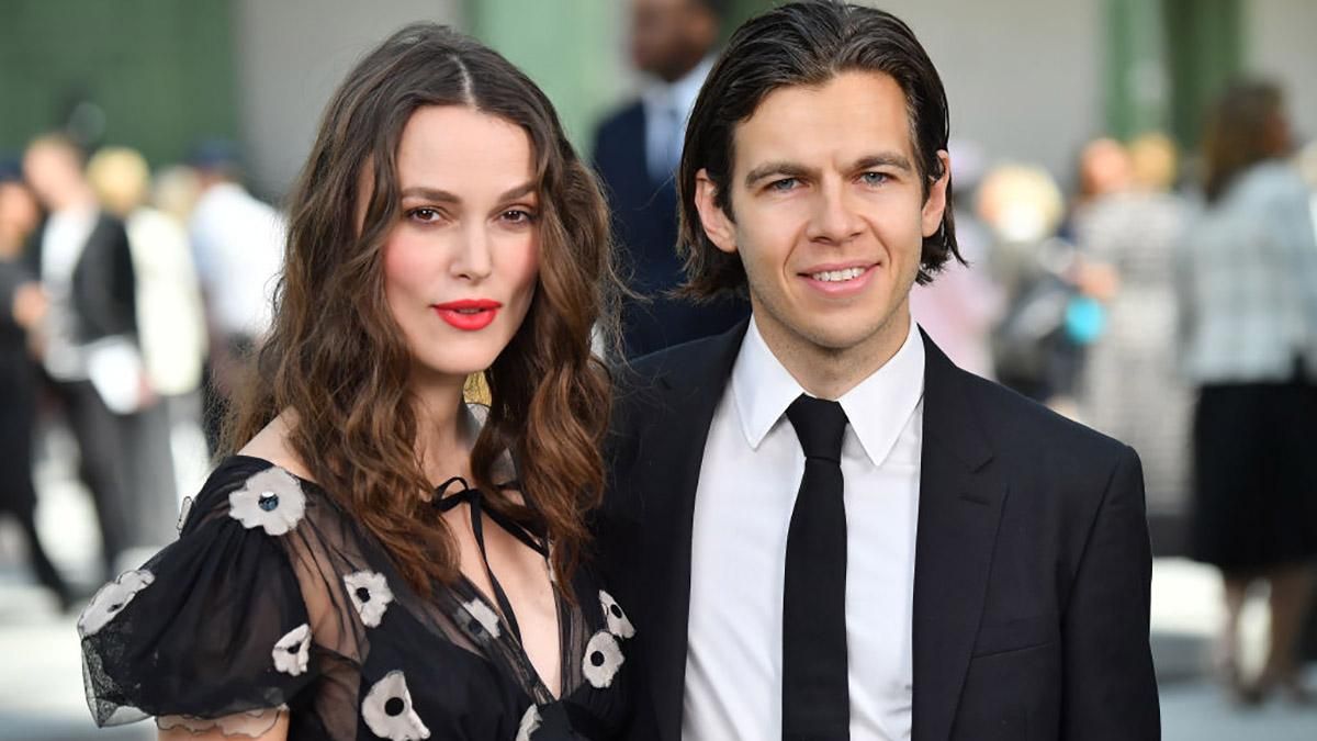 В платье с цветочным принтом: беременная Кира Найтли пришла на модный показ Chanel В платье с цветочным принтом: беременная Кира Найтли пришла на модный показ Chanel