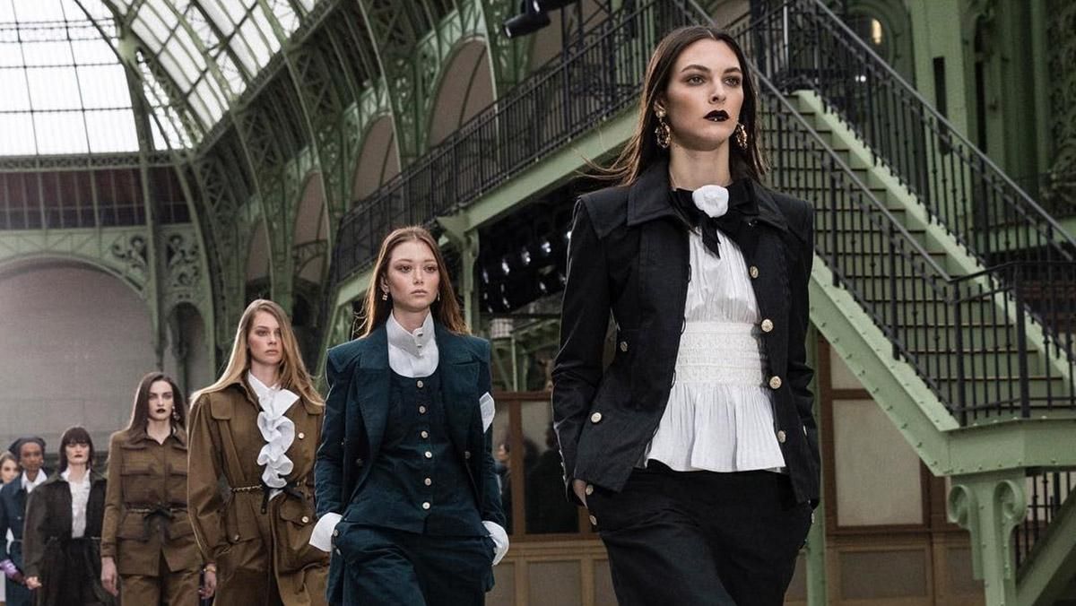 Незвичні декорації та стильний одяг: чим здивувала нова колекція Chanel Cruise 2020