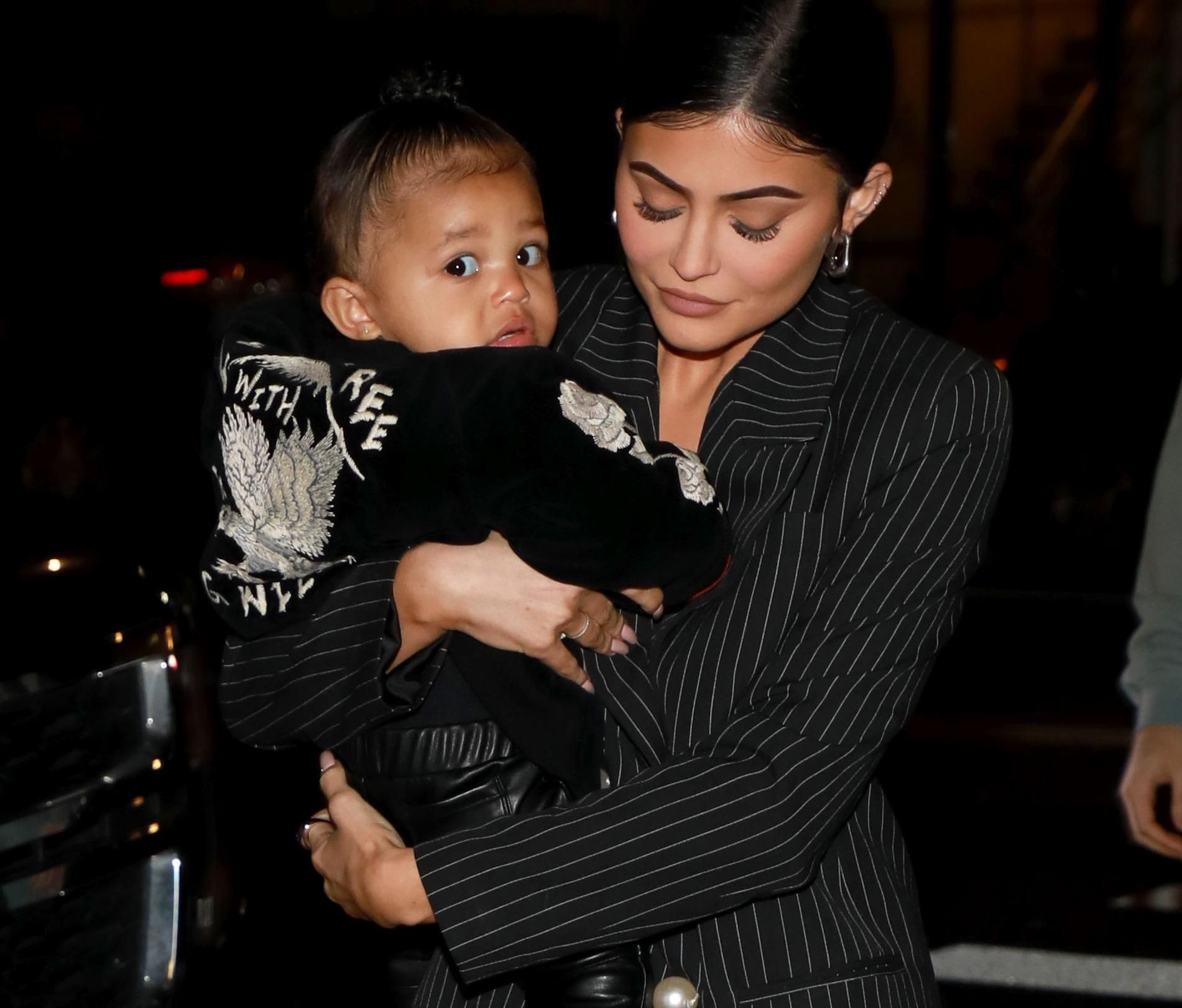 У блискучих прозорих штанах та з дитиною на руках: світський вихід Кайлі Дженнер У блискучих прозорих штанах та з дитиною на руках: світський вихід Кайлі Дженнер