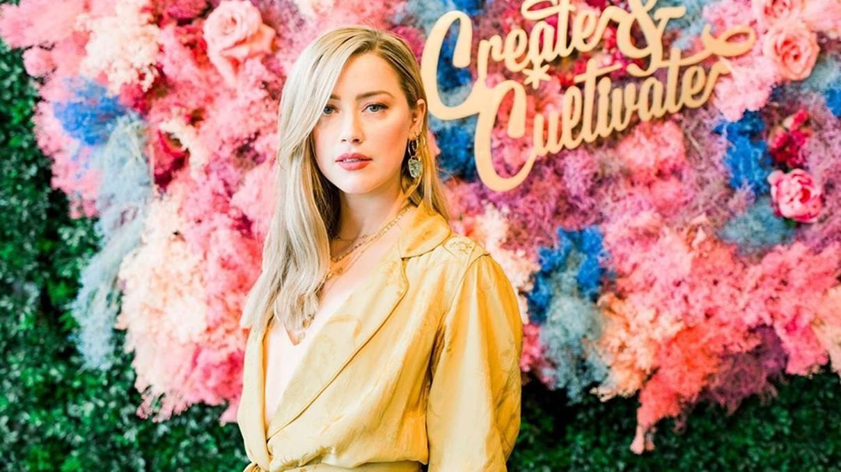 Затята феміністка: Ембер Хьорд прийшла на захід, присвячений жінкам, у відвертому кімоно Затята феміністка: Ембер Хьорд прийшла на захід, присвячений жінкам, у відвертому кімоно