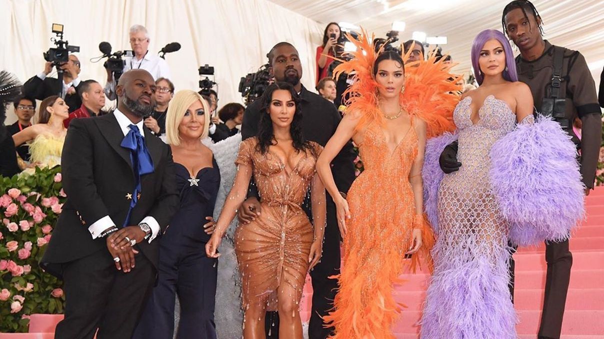 Сімейство Кардашян-Дженнер підірвало бал Met Gala 2019 розкішними образами: ефектні фото Сімейство Кардашян-Дженнер підірвало бал Met Gala 2019 розкішними образами: ефектні фото