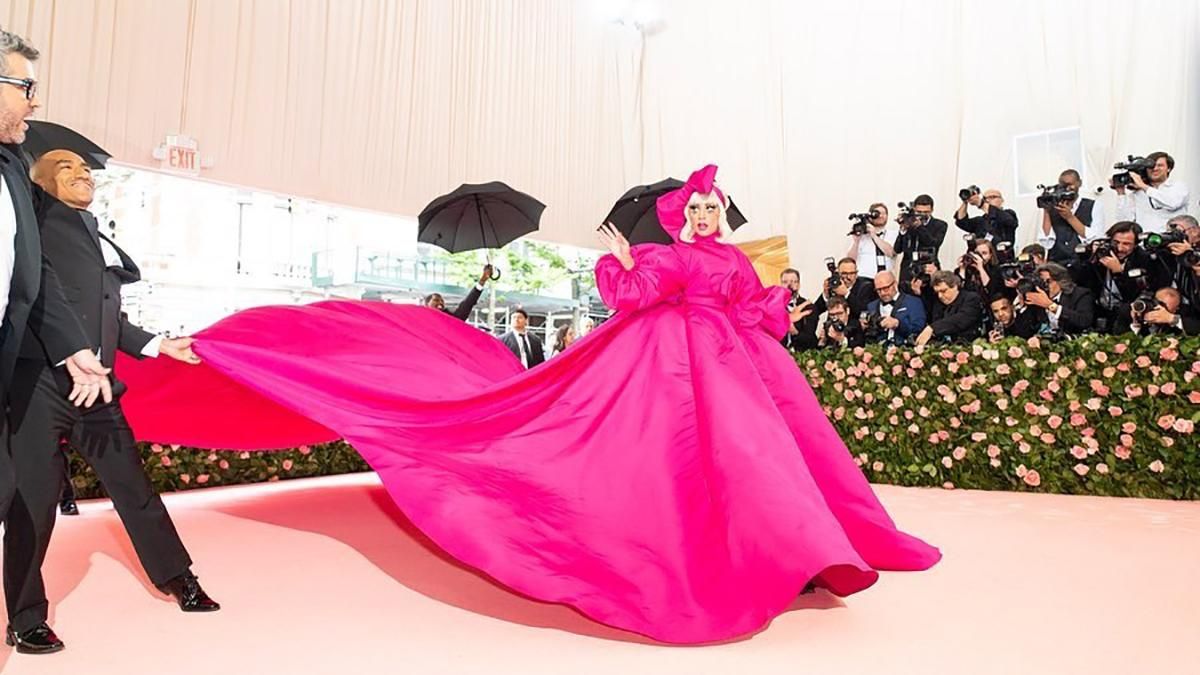 Люстры, бургеры и отрубленные головы: самые экстравагантные образы с Met Gala 2019 Люстры, бургеры и отрубленные головы: самые экстравагантные образы с Met Gala 2019